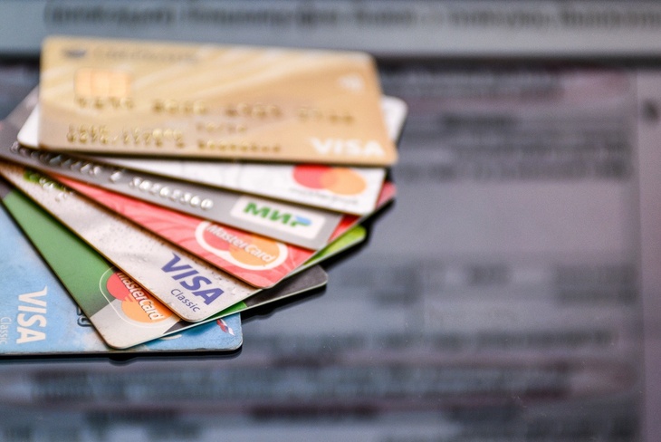 Обезопасит общительных от мошенников: эксперт поддержал самоограничение на кредит