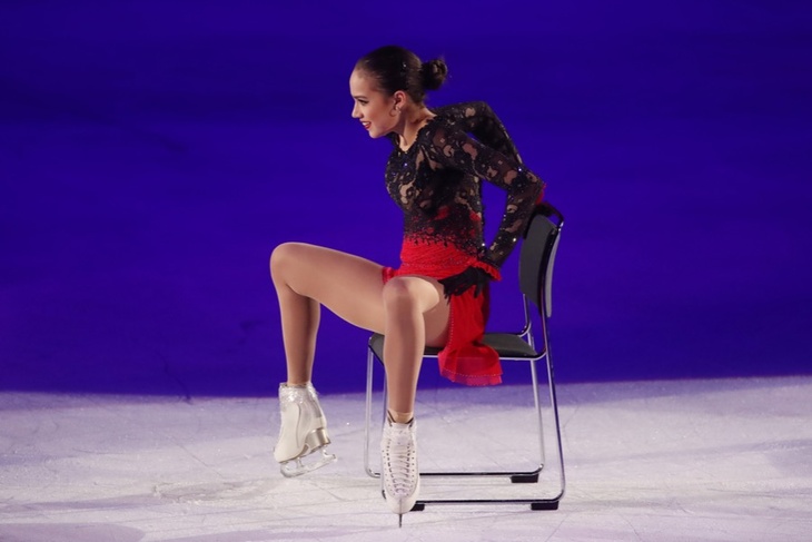 Счастливая: Алина Загитова широко раздвинула ноги, чтобы уместить там огромный круг