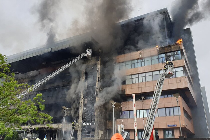 При пожаре в бизнес-центре Москвы пострадал один из начальников МЧС
