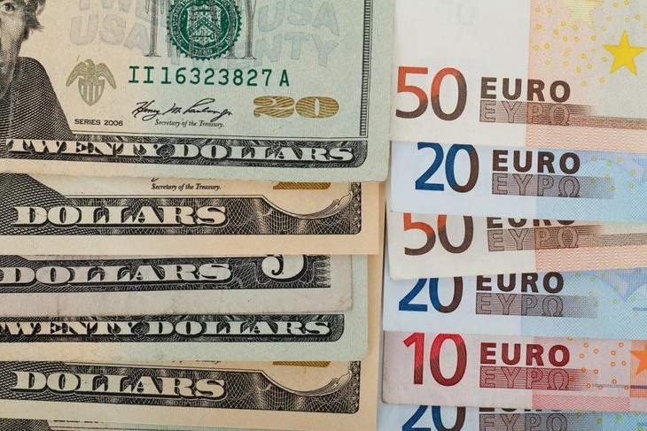 Посидите без долларов: в ЦБ рассказали, будут ли ограничения на продажу наличной валюты летом 