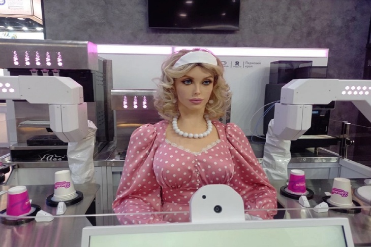 Сексуальная блондинка робот Дуняша покорила своей красотой гостей ПМЭФ