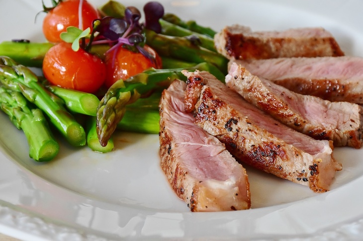 «Откровенно вредное блюдо»: диетологи назвали продукты, с которыми опасно сочетать мясо