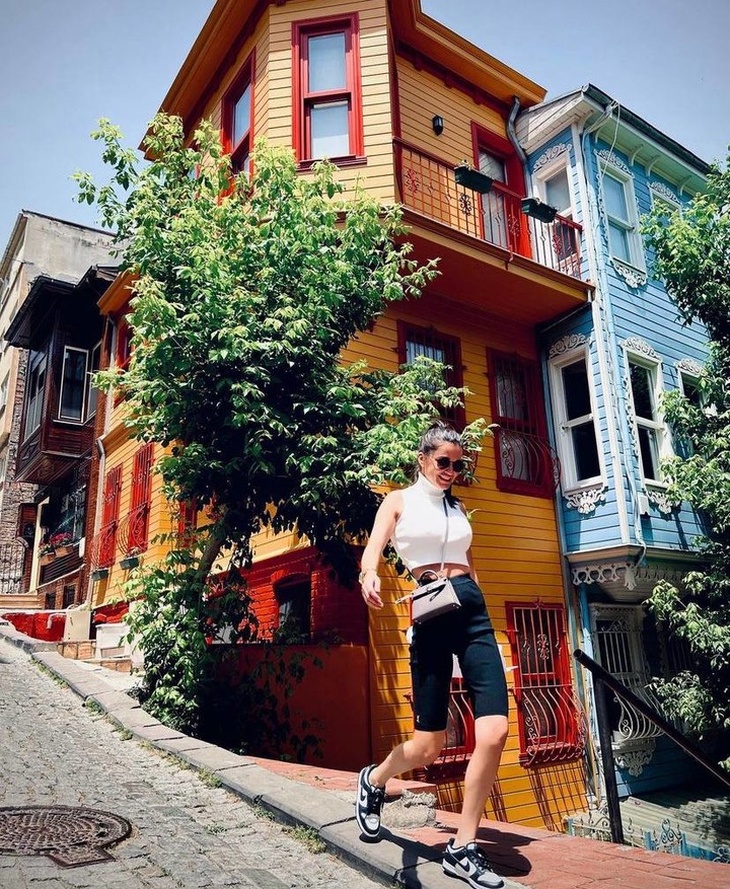 «Как худой, то приехать?»: Ксения Бородина ужаснулась количеству калорий на обеде в Стамбуле