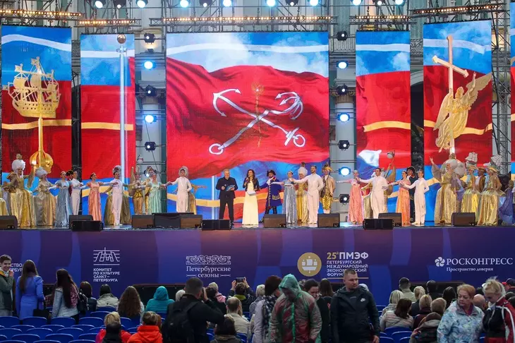Звезды на Дворцовой площади: «Русское Радио» закрыло юбилейный ПМЭФ