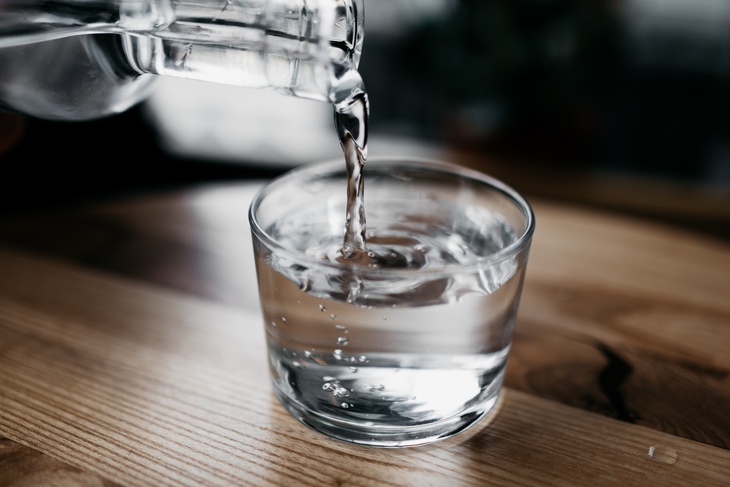Всасывается быстрее: эндокринолог поделился важным секретом о питье воды