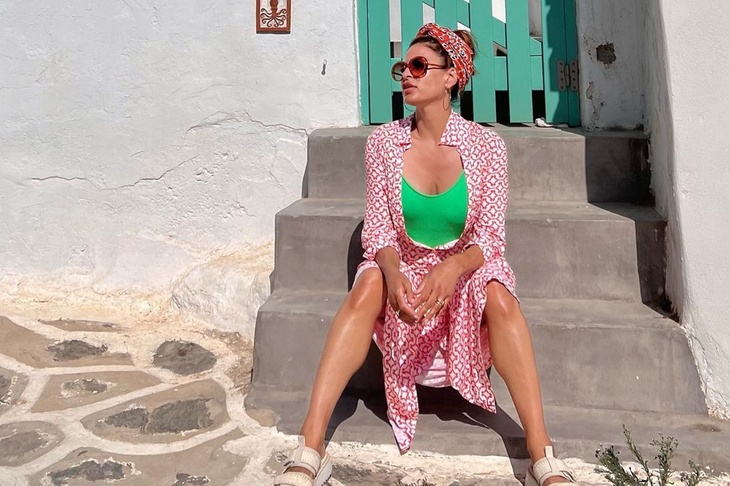 Eva Mendes shares stylish selfie during family vacation 