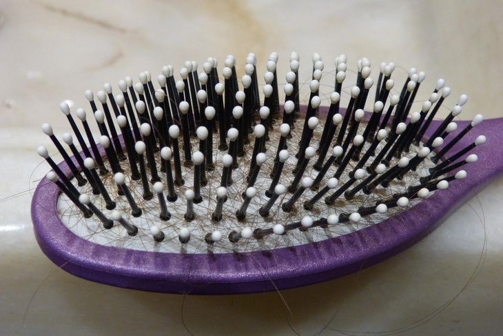 Трихолог объяснила, как остановить выпадение волос после ковида