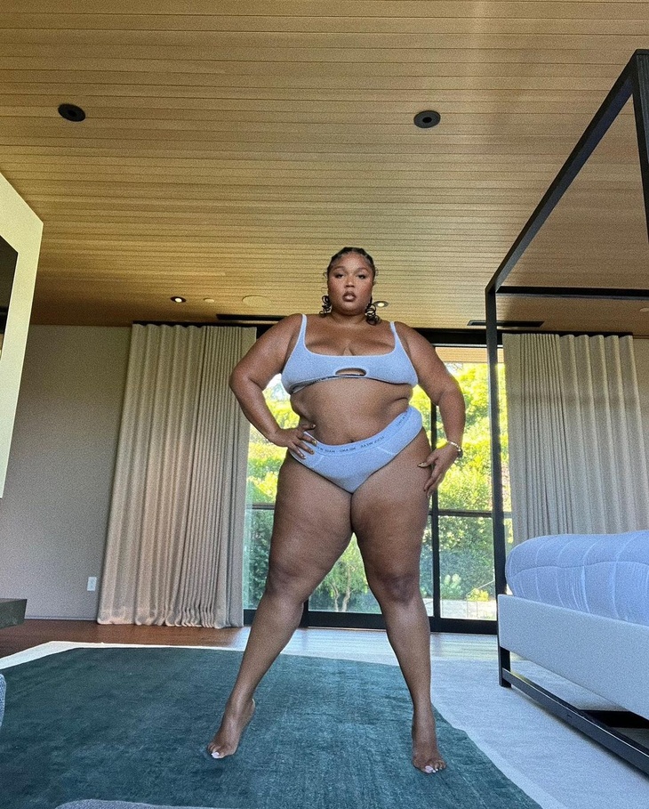 PHOTO: Lizzo puts on a bold display her famous physique as she