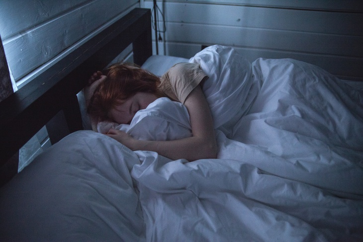 Сомнолог назвала опасную причину сонного паралича