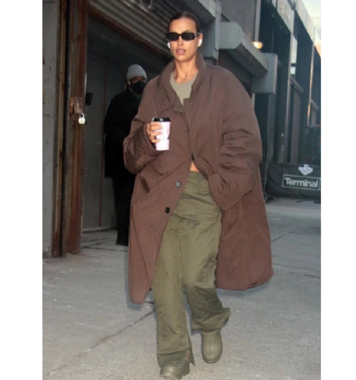  «Сельский стайл»: Ирина Шейк в любимых галошах прогулялась за кофе 