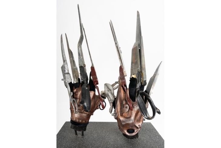 Руки-ножницы из фильма «Эдвард Руки-ножницы» выставили на аукцион Руки-ножницы из фильма «Эдвард Руки-ножницы» выставили на аукцион