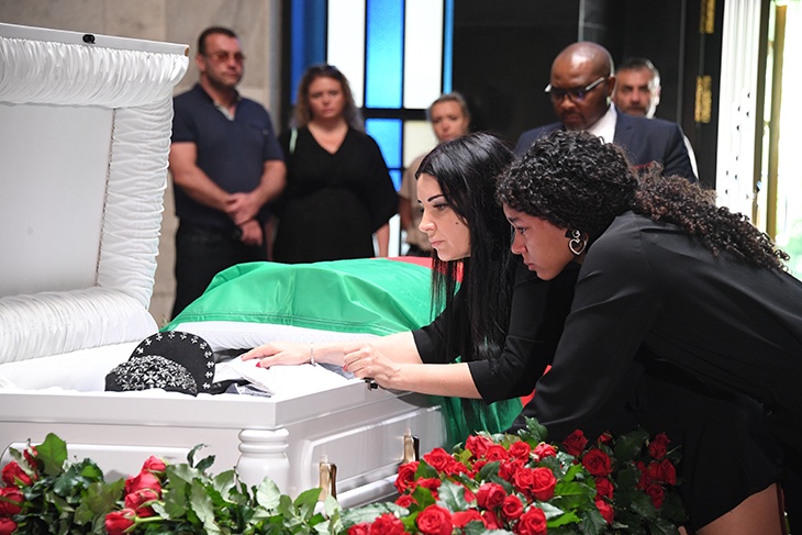 «Каприз сестры и мамы»: экс-жена Пьера Нарцисса пожаловалась на убытки из-за переноса похорон 