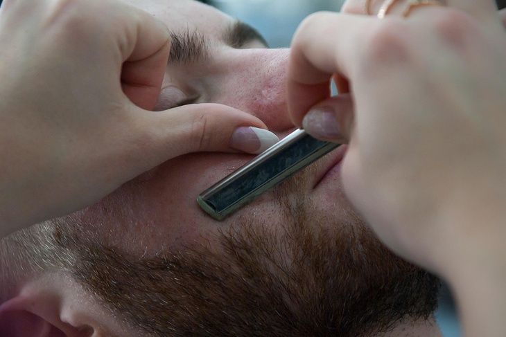 Только не чесать: дерматолог пригрозил мужчинам страшным последствием неправильного бритья
