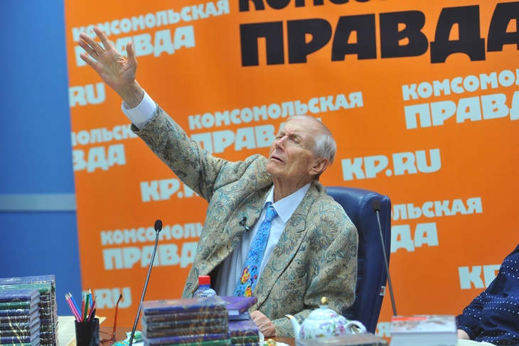 Евгений Евтушенко в редакции «Комсомольской правды»