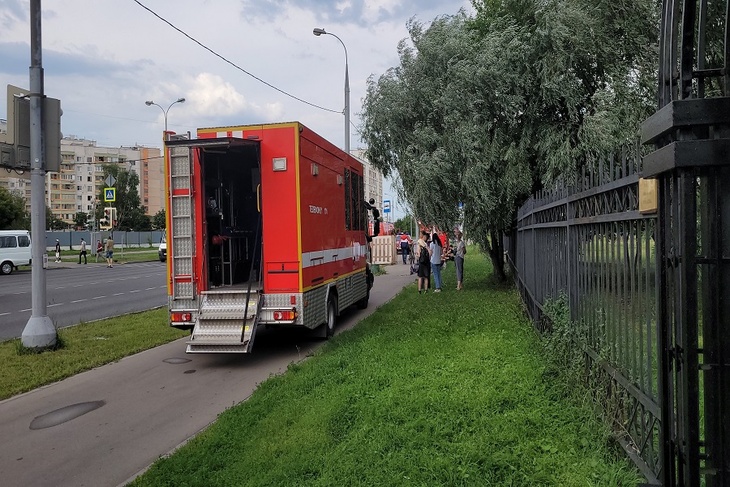 Три человека погибли после падения в коллектор в Москве