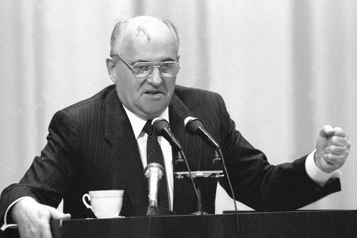 Предатель, человек не своего времени и враг народа: что говорят москвичи о Михаиле Горбачеве