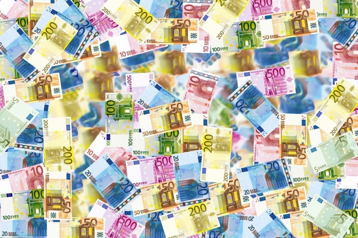 Доверие подорвано: почему евро стал дешевле доллара