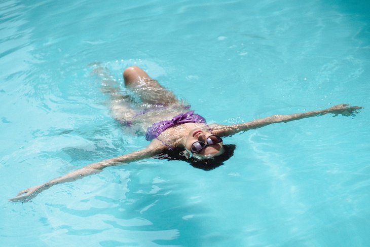 ЛОР предупредил любителей купаться о риске появления «уха пловца»
