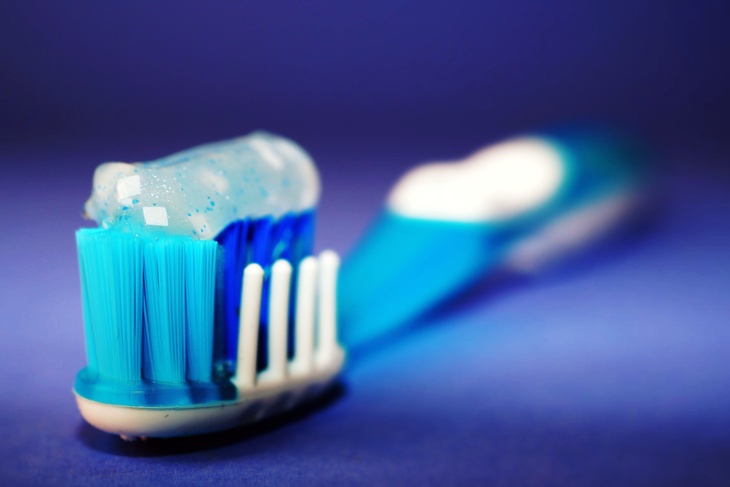 Стоматолог назвала главную опасность отбеливающих зубных паст