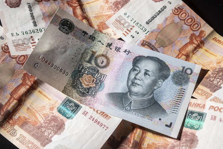 Эксперты предупредили о рисках потерять деньги, если хранить их в валюте