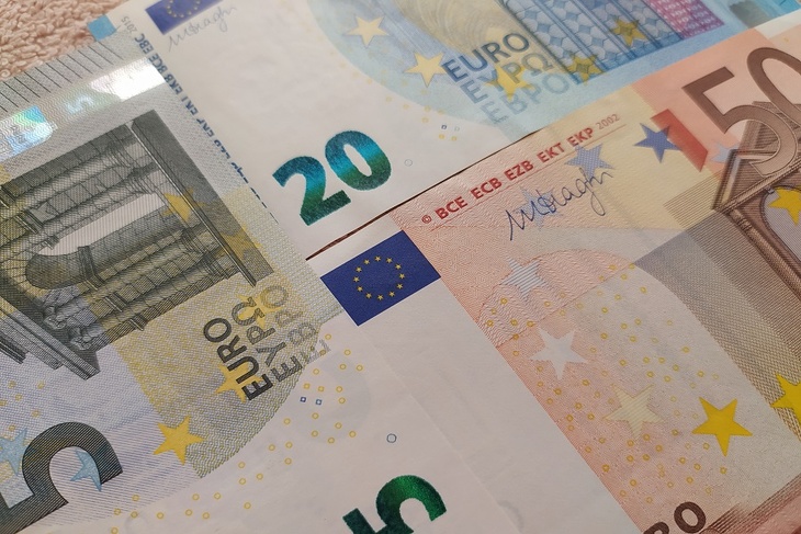 Евро на Мосбирже опустился до уровня 2014 года