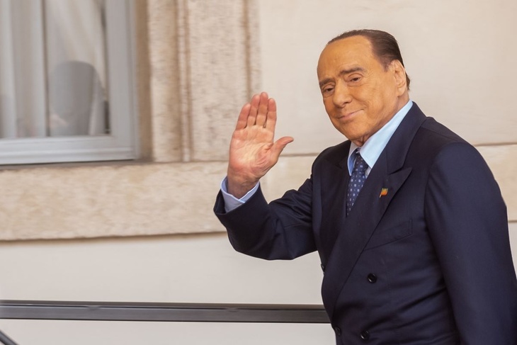 Берлускони признался, что пошутил насчет водки, подаренной ему Путиным
