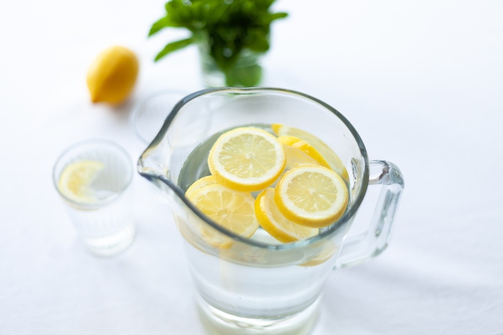 Кардиолог Бокерия рассказала, почему утром нужно пить стакан воды с лимоном