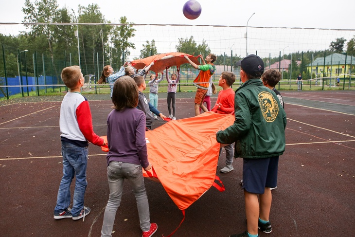 Как дети из новых регионов России отдыхают в лагерях