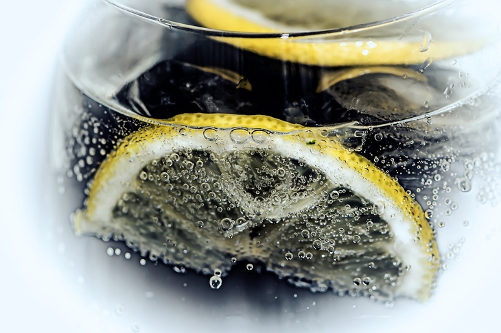 Диетолог опровергла мифы о пользе воды с лимоном