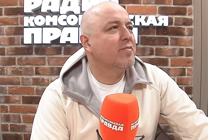 Актер Владимир Кисаров в студии Радио «Комсомольская правда».