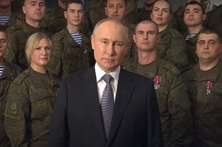 Путин впервые выступил с новогодним обращением к россиянам в окружении военных