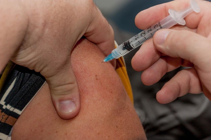 Иммунитет от трех инфекций: врач посоветовал сделать прививки от ковида и гриппа в один день
