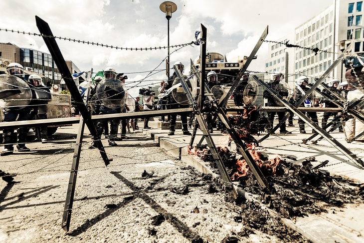 Сербы разбирают баррикады в Косово