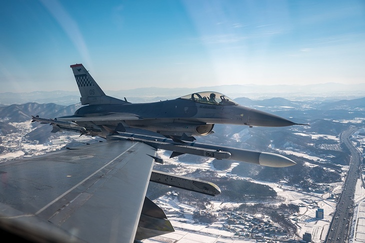 Байден отказал Киеву в поставках истребителей F-16