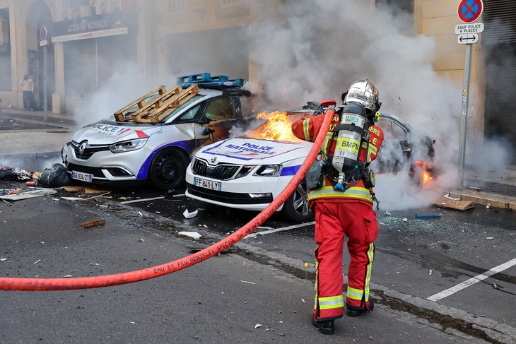 Во Франции около 700 автомобилей сожгли в новогоднюю ночь