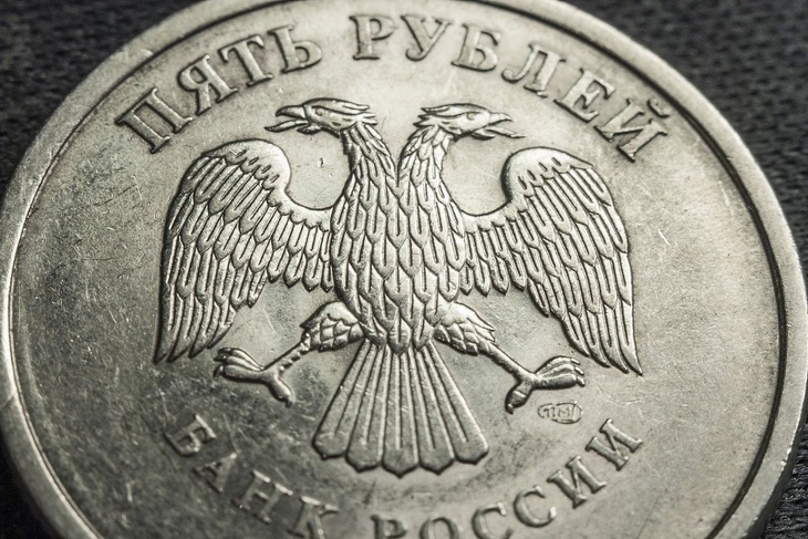 Процессы идут этапами: экономист назвал причину продолжающегося падения курса рубля