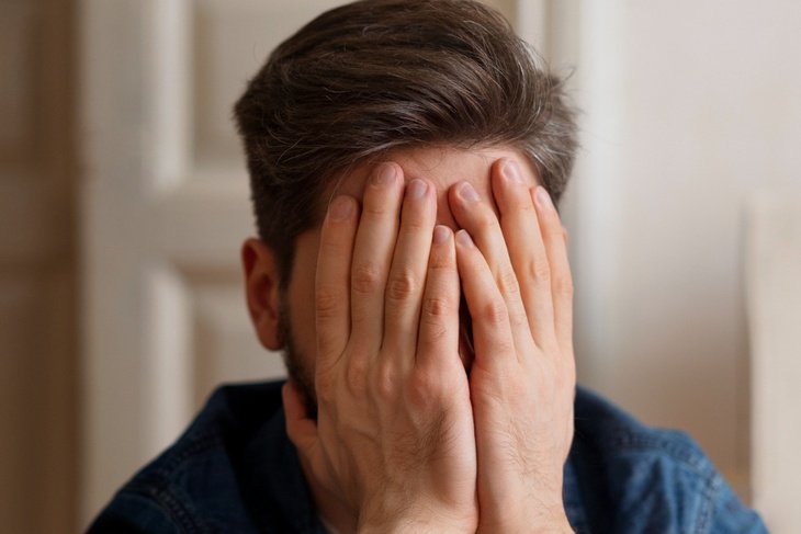 Психолог объяснила, почему мужчинам опасно отказываться плакать