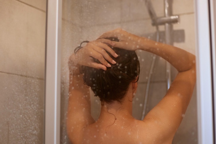 В Сети набирает популярность тренд на мытье головы без шампуня