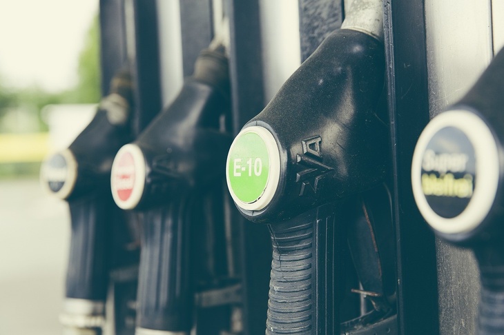 Эксперт спрогнозировал снижение цен на бензин и дизель