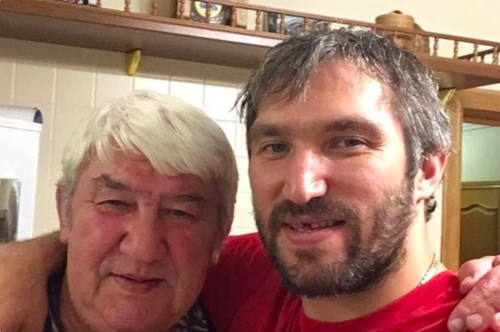 Овечкин экстренно вылетел из США в Москву из-за страшного заболевания 71-летнего отца