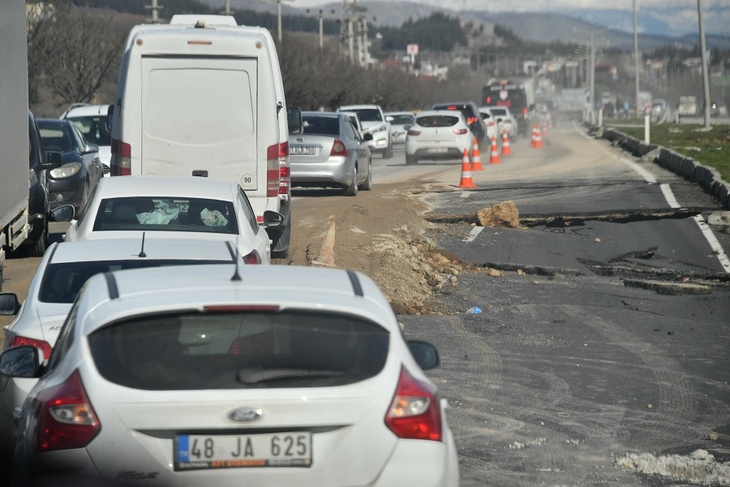 Почти триста человек пострадали в результате двух новых землетрясений в Турции