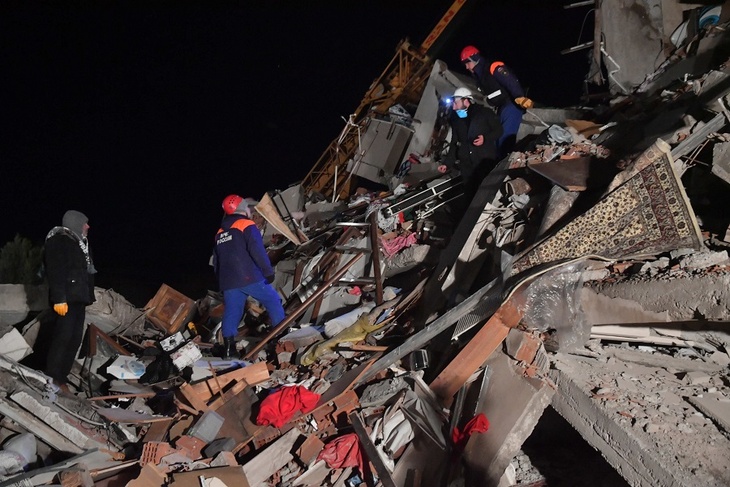 Российские спасатели нашли кастрюлю со 150 тысячами долларов под завалами в Турции