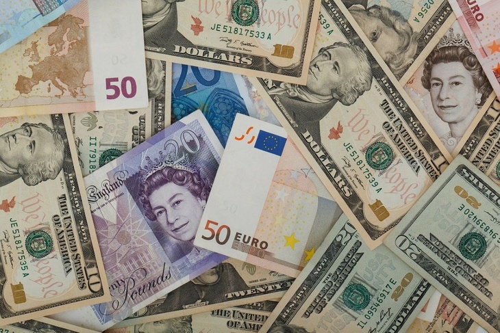 Курс доллара вырос почти до 74 рублей, евро приблизился к 80