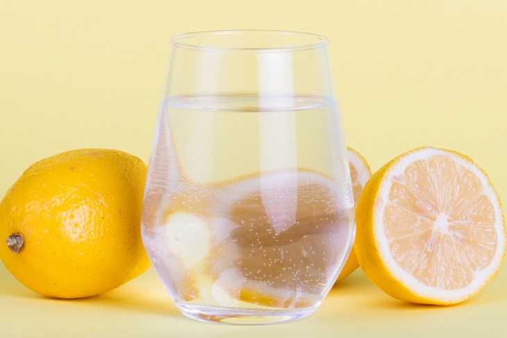 Врач посоветовал пить лимонную воду для профилактики рака