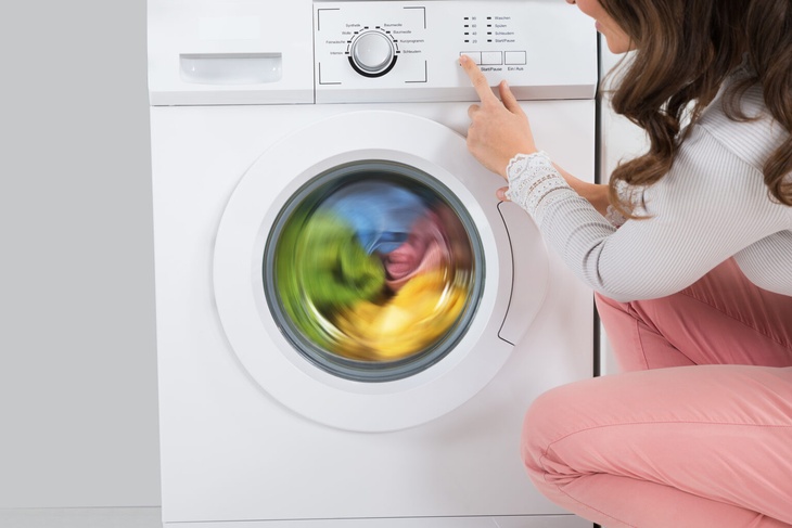 Никогда не стирайте одежду в машинке при 90°: названа главная опасность такого способа
