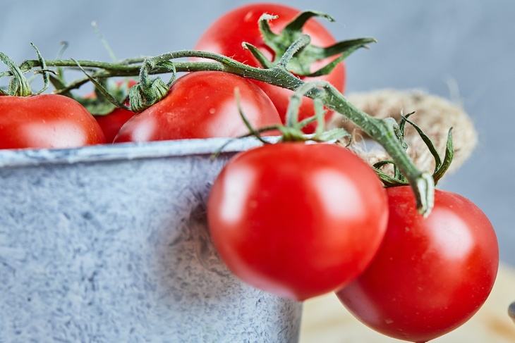 Как подкормить томаты, чтобы они быстрее созрели и стали сахарными