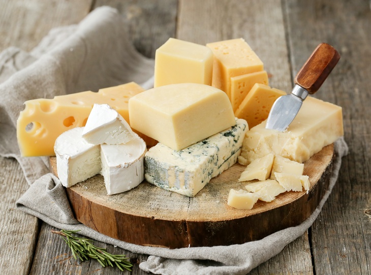 Врач перечислил три самых полезных для пожилых людей сорта сыра 