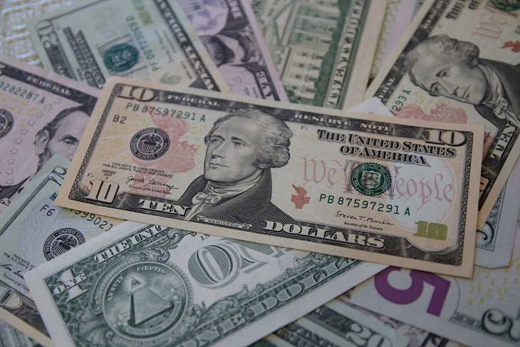 Экономист назвал причины падения курса доллара ниже 75 рублей