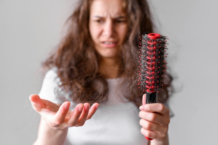 Спастись от облысения: врач назвала неожиданные способы предотвратить выпадение волос