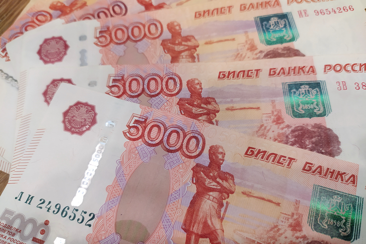 Вытаскивайте из-под матраса: россиянам назвали лучший способ хранения денег